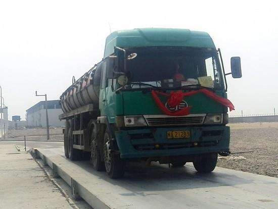 青島某大卡車(chē)將200噸地磅壓爆表 嚴(yán)重超載被處罰