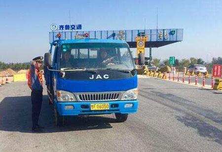 棲霞北部分收費(fèi)站更換地磅或?qū)⒂绊懗鲂?  height="75px" width="121px"/></a> 
              <dt><a class="dt_1" title="棲霞北部分收費(fèi)站更換地磅或?qū)⒂绊懗鲂? target="_blank" href="/news/691.html"> 棲霞北部分收費(fèi)站更換地磅或?qū)⒂绊懗鲂?/a><span id="qkqji4sv4u51"    class="dt_2">[
                2018-11-01</span></dt>
              <dd>截至11月1日，山東煙臺(tái)沈海高速棲霞北收費(fèi)站瀝青鋪設(shè)完畢，現(xiàn)已恢復(fù)通行。棲霞、棲霞南收費(fèi)站更換地磅，出口易造成短時(shí)間交通擁堵，請(qǐng)耐心排隊(duì)等候。...</dd>
            </dl>
        
        <dl class="news_dl">
          <a target=_blank href=